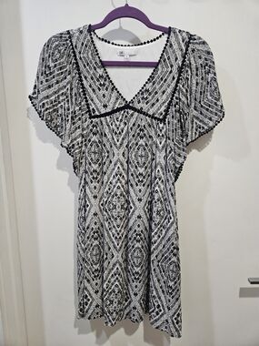 DR2 Black and White Geometric V-Neck Short Sleeve Dress